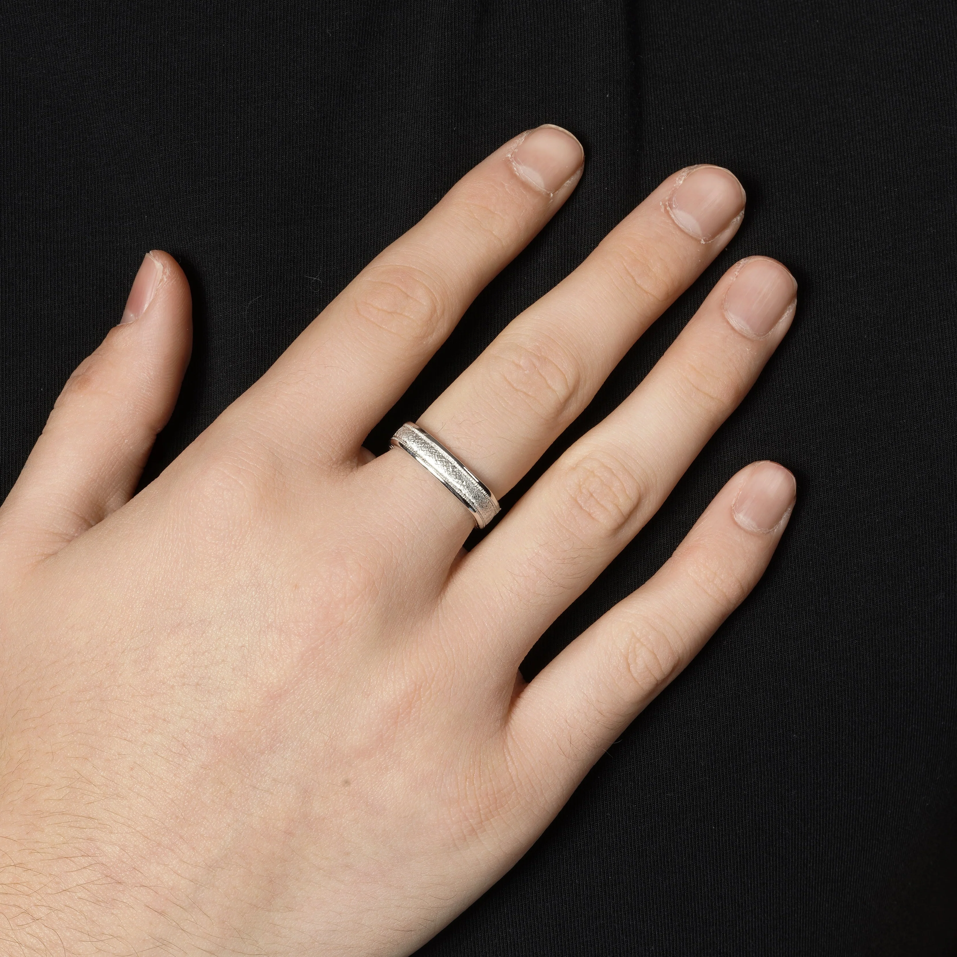 Rhodium Plated 925 Sterling Silver Men's Textured Milgrain Hammered Edge 5.4mm Ring - TGR00009 - Image 2